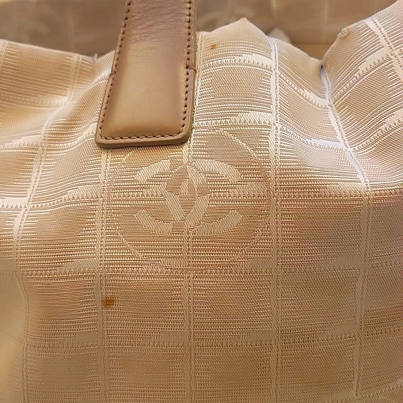 27. Chanel Tote - Picture 2 of 8